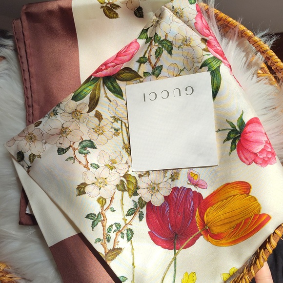 NIB Gucci flora print 100% silk floral scarf - with box and card - Picture 1 of 11
